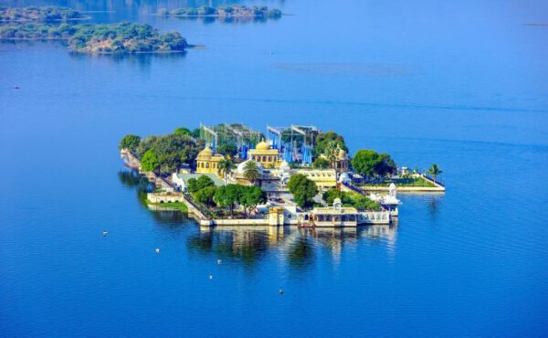 Huge Jag Mandir in Lake Pichola Wall Mural